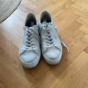 Björn Borg mocka skor - Björn Borg mocka skor i crämvit/grå färg. Skorna har inte använts ofta men har blivit smutsiga. Orginalpris (1200kr)