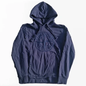 Stone Island Hoodie - Säljer denna Stone Island hoodie👍 Tyvärr ingen badge men därför säljer jag den billigt🗣 Passar både XS och S💯 Priset kan diskuteras🙏
