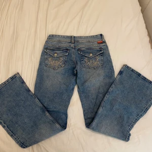 Lågmidjade jeans - Supersnygga lågmidjade jeans från H&M, med supersnygga bakfickor. Modellen är bootcut, samt storleken är 38. Midjemåttet är 38cm x 2, och innerbenslängden är 80cm. Säljs pga att de inte kommer till användning. Köptes för ca ett år sen!🩷