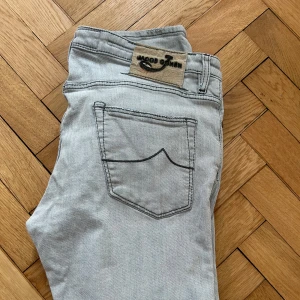 Jacob Cohen jeans modell 696 -  Snygga som faaan till skolstarten. Passar va 175-180 och sitter svin bra. Skriv bara o fråga så får ni bild på hur dom sitter o de bara o skriva för andra frågor!!!❤️🔥