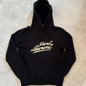 Saint Laurent Hoodie - Säljer min sjukt feta Saint Laurent Hoodie i Storlek XS, Passar S  | Skick 8/10 Slitningarna på Loggan är Design 🙌| Nypris ligger på 8000-10000kr!Hör av dig för fler bilder eller om du har någon fundering