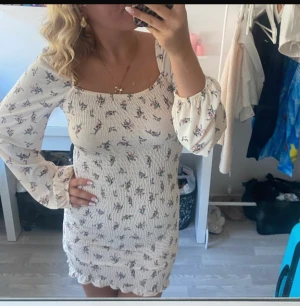 Söt klänning  - Jättefin klänning från Ginatricot i storlek M men passar även S. Finns inte att köpa på Ginas hemsida längre! Naturvit färg med med mörkröda blommor💗