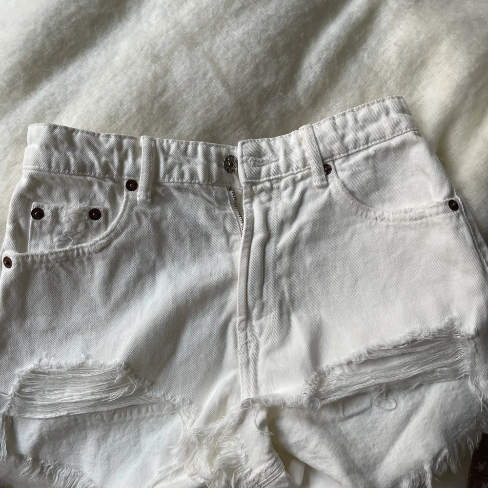 Otroligt fina jeansshorts ifrån zara ❤️ fräsch färg till sommar och höst. Shorts.