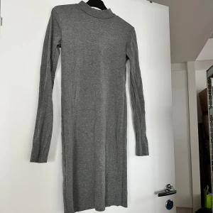 Klänning  - Stilig och elegant stretch klänning som formar sig efter kroppens fina former😍 perfekt att använda när som! Varför alltid bära svart färgade  klänningar? 😃