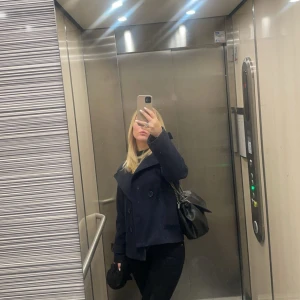 Design by si Kappa - Säljer en kappa från design by si i färgen mörkblå! Skriv för fler bilder 