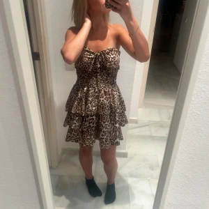  leopard klänning.  - Köpt från ” new ztyle” i Spanien! Köpt för 580 och prislappen är kvar alltså oanvänd. Köpt i XS 