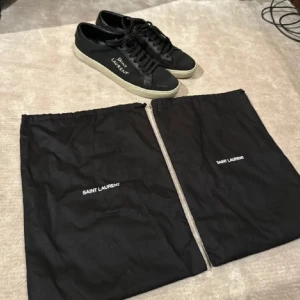 Ysl court sneakers  - Säljer nu mina ysl court sneakers i ett bra skick. Dessa är i helt okej skick, ny sula inne i den (it original) allt og medföljer 