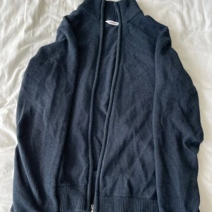 Mörkblå kofta från Dobber - Säljer en snygg mörkblå cardigan från Dobber i storlek M. Nypris 799! väldigt sparsamt använd. Frågor? Skriv!