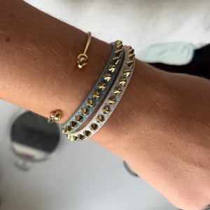Edblad armband - Säljs inte längre!! Armbanden är i läder med nitar i rostfritt stål, stängs med magnet. Det vita har tappat en nit precis vid spännet så syns inte. Ett för 250 eller båda för 450💗💗