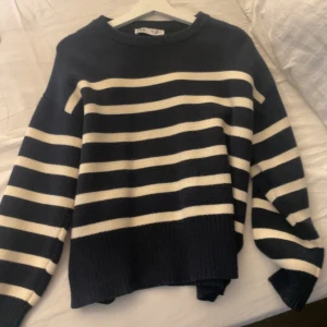 Stickad tröja - Stickad randig tröja från zara i storlek S