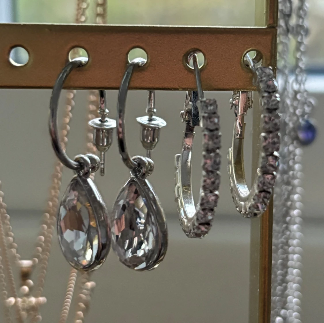 Silvriga örhängen🩶