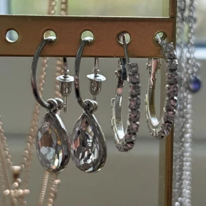 Silvriga örhängen🩶 - Aldrig någonsin ens tästade, helt i nyskick!