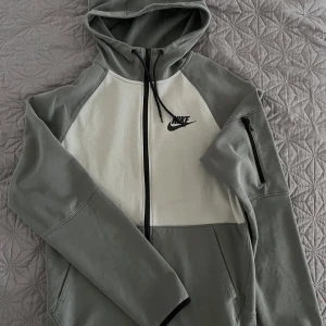 Nike tech tröja - Vädligt fint skick. Storlek S