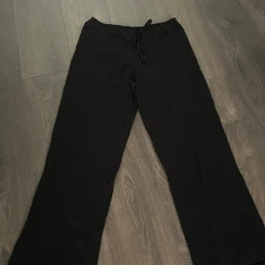 Svarta byxor - Svarta byxor 