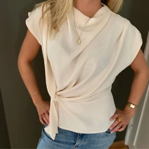 Zara topp - Säljer min zara topp som jag bara använt en gång och är så gott som nytt (bilden är lånad) 