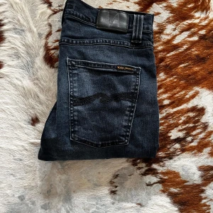 Nudie Jeans - Nudie jeans| Modellen är Lean Dean| Storlek 31/32| Nypris 1600