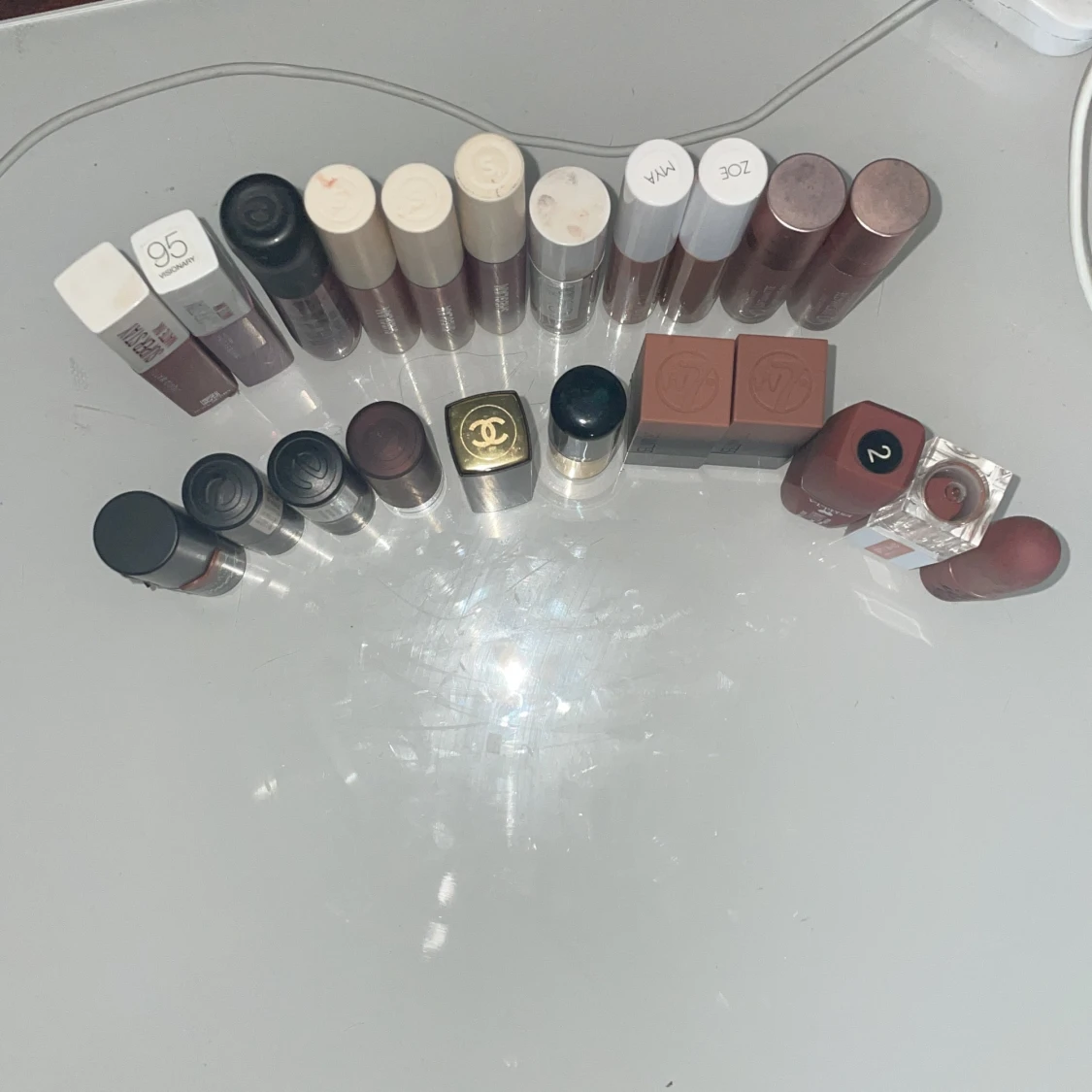 Samling av olika läppstift och läppglans - 90