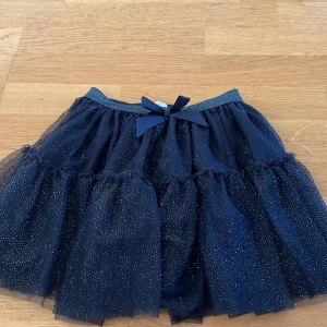 Festlig kjol  - En puffig kjol med glitter band, bra till kalas och fester