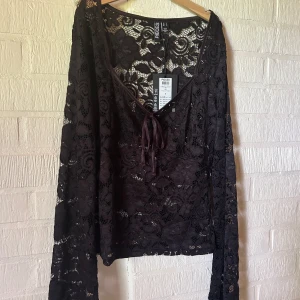 NELLY spets tröja  - Hej! Säljer denna spets tröjan ifrån Nelly, prislappen sitter kvar och den är aldrig använd, NYSKICK 🤍