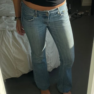 Lågmidjade jeans - Super snygga och trendiga lågmidjade jeans med fina detaljer på backfickorna🥰 Midjemått: 80 cm Innerbenslängd: 75 cm