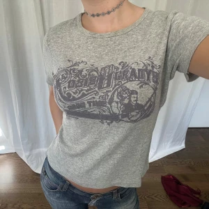 T-shirt - Grå vintage Kappahl t-shirt med lila motiv 🩶