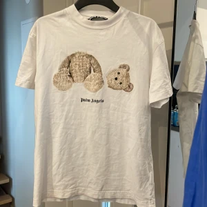 Palm angels t-shirt - Tja säljer just nu en riktigt fet Palm angels t-shirt. Den är i storleken S och är i skicket 8,5/10. Nypriset är cirka 3000kr och vårt pris är endast 1199kr!  