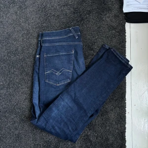 Replay Anbass Jeans - Size 34 sitter perfekt på mig som är 185, nästan helt oanvända och finns inga defekter, köptes för 1599. Hör av er vid frågor! Kom med förslag på pris!