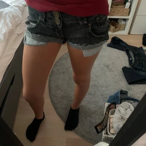 Supersnygga shorts ❤️‍🔥 - Lågmidjade svarta/gråa shorts  Midjemått rakt över: 35cm