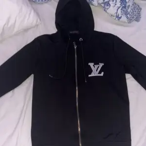 säljer nu min tvär feta LV hoodie då jag är i behov av pengar materialet är jätte skönt och har en skön passform Storlek Medium men passar mer åt small och extra small vid minsta fundering hojta till