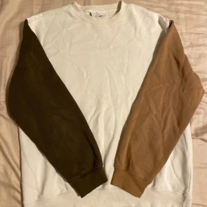 Tröja med flerfärgade ärmar från H&M - Långärmad tröja från H&M i fint skick. Den mörkare ärmen är olivgrön. Tveka inte att höra av dig om du har frågor eller vill ha fler bilder!