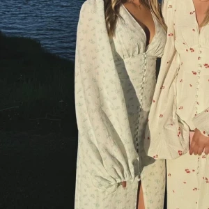 Positano dress  - Säljer min fina klänning från Adoore, strl 36! Endast använd en gång så i väldigt fint skick 🩷Ordinarie pris 1695kr, säljer för 800kr!