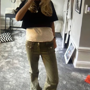 Intresskoll Hm jeans  - Intresskoll på mina hm jeans, de är i storlek 40 men upp sydda där nere då de var för långa. Bra skick och har inte fickor på baksidan💕