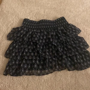 Lindex kjol🥰 - Jag säljer denna jätte fina Lindex kjol storlek 146-152 skriv till mej om ni är interesserade❤️💕🪼