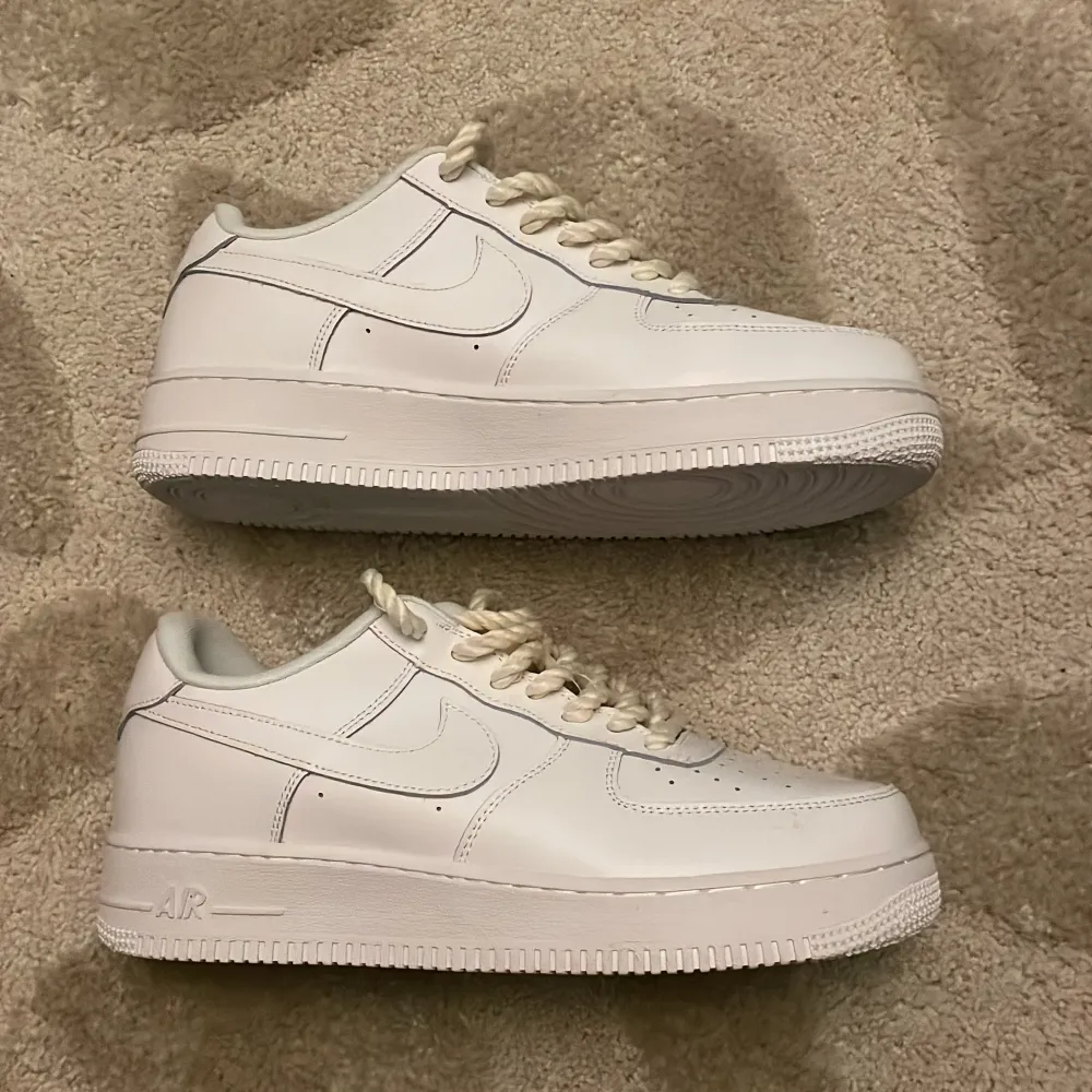 Tjena säljer nu ett par Air forces som jag fick i present! På grund av detta har jag inte kvitto och kan inte lämna tillbaka. Perfekt att köpa som födelsedagspresent. Om du har frågor om produkten så är de bara att skriva! Billigare vid smidig affär😊. Skor.