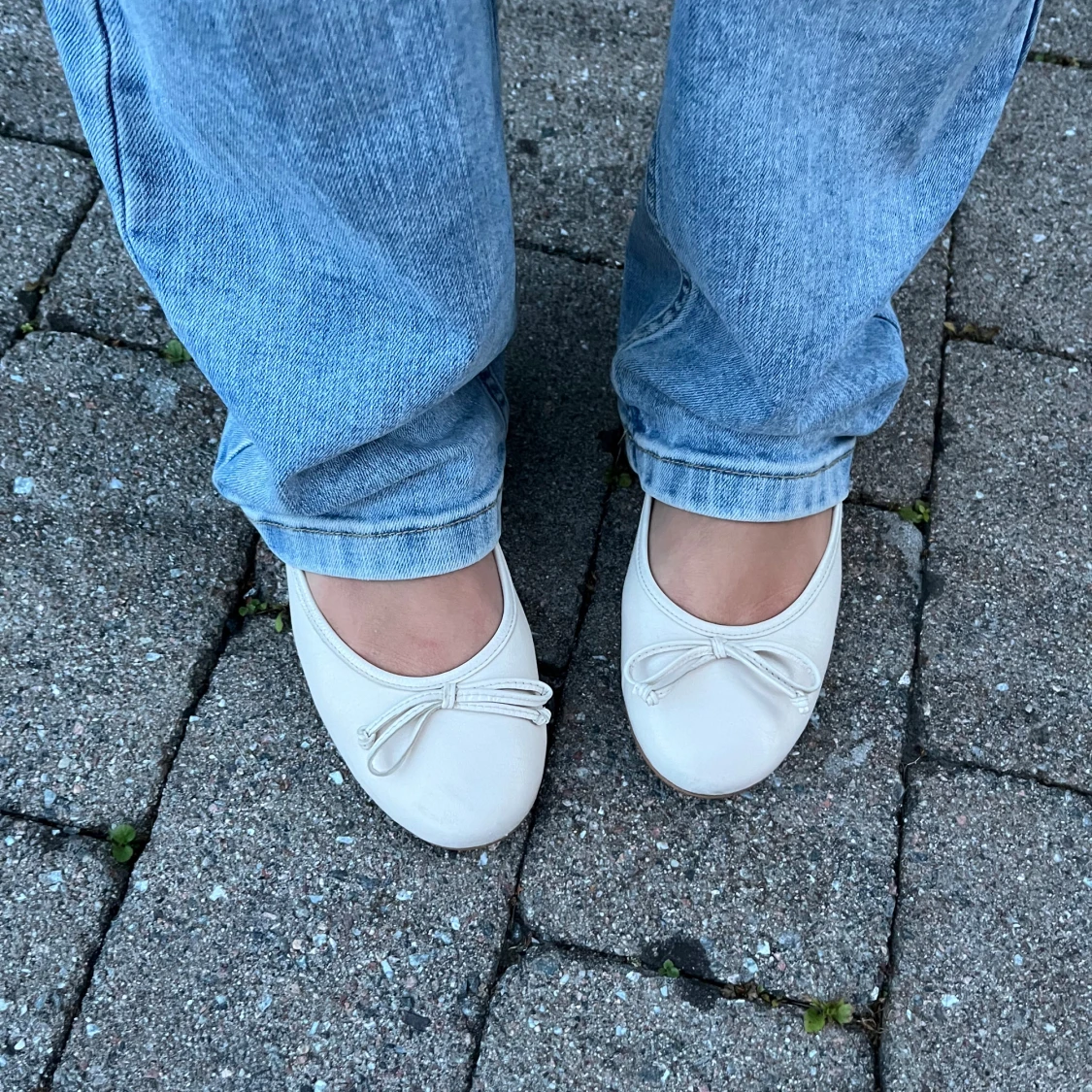 Cremevita ballerinaskor med rosett - 91