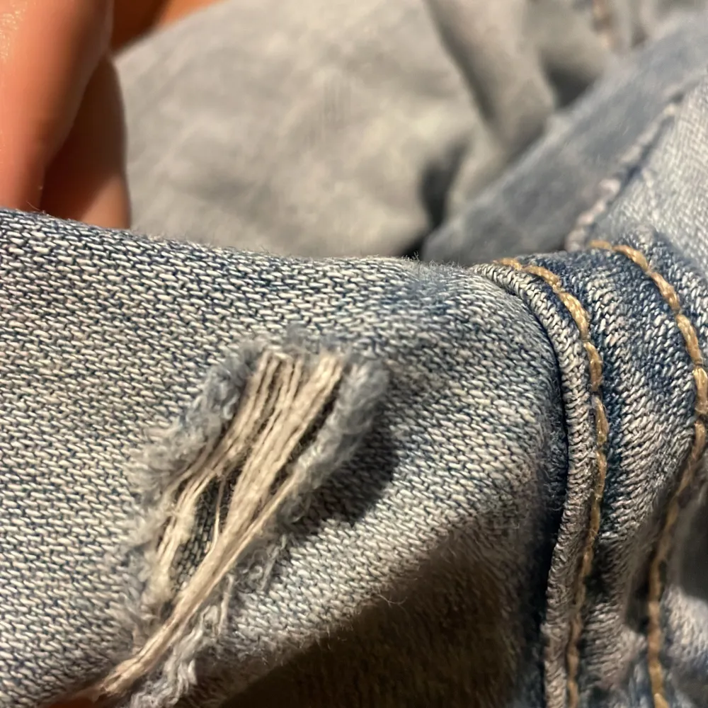 Säljer dessa otroligt snygga jeans som är vintage!! Köpte de för 1 600 kr. Jeans & Byxor.