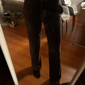 Juicy couture byxor - Ett par fina och sköna byxor från Juicy Couture💞 ingen skada på dom men säljer för jag ej använder 