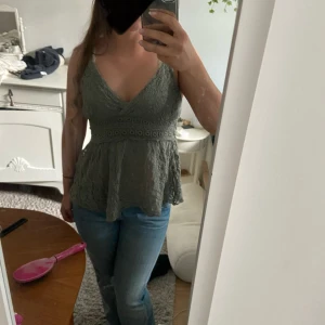 Söt grön spets topp - Supersöt spets topp som är grön. Axelbanden är ändringsbara🤍