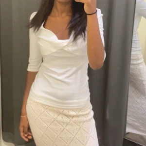 Vit tröja - En söt tröja med en fin detalj, kommer tyvär inte till användning, väldigt bra i stick ganska ny. Hör av er vid frågor!❣️ 