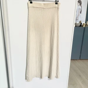 Ribbstickad maxikjol - En ribbstickad långkjol från Gina Tricot, del av ett set med tillhörande linne. Säljer även det matchande linnet. 