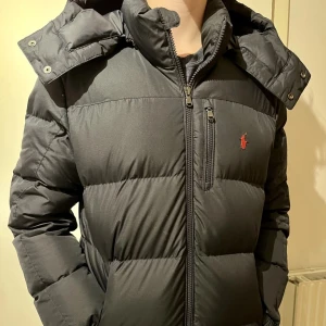  Polo Ralph Lauren -  Polo Ralph Lauren jacka, köpt föra vintern, köpte den för ungefär 3000 på kidsBrandstore, skick 9-10, perfekt jacka nu till vintern.