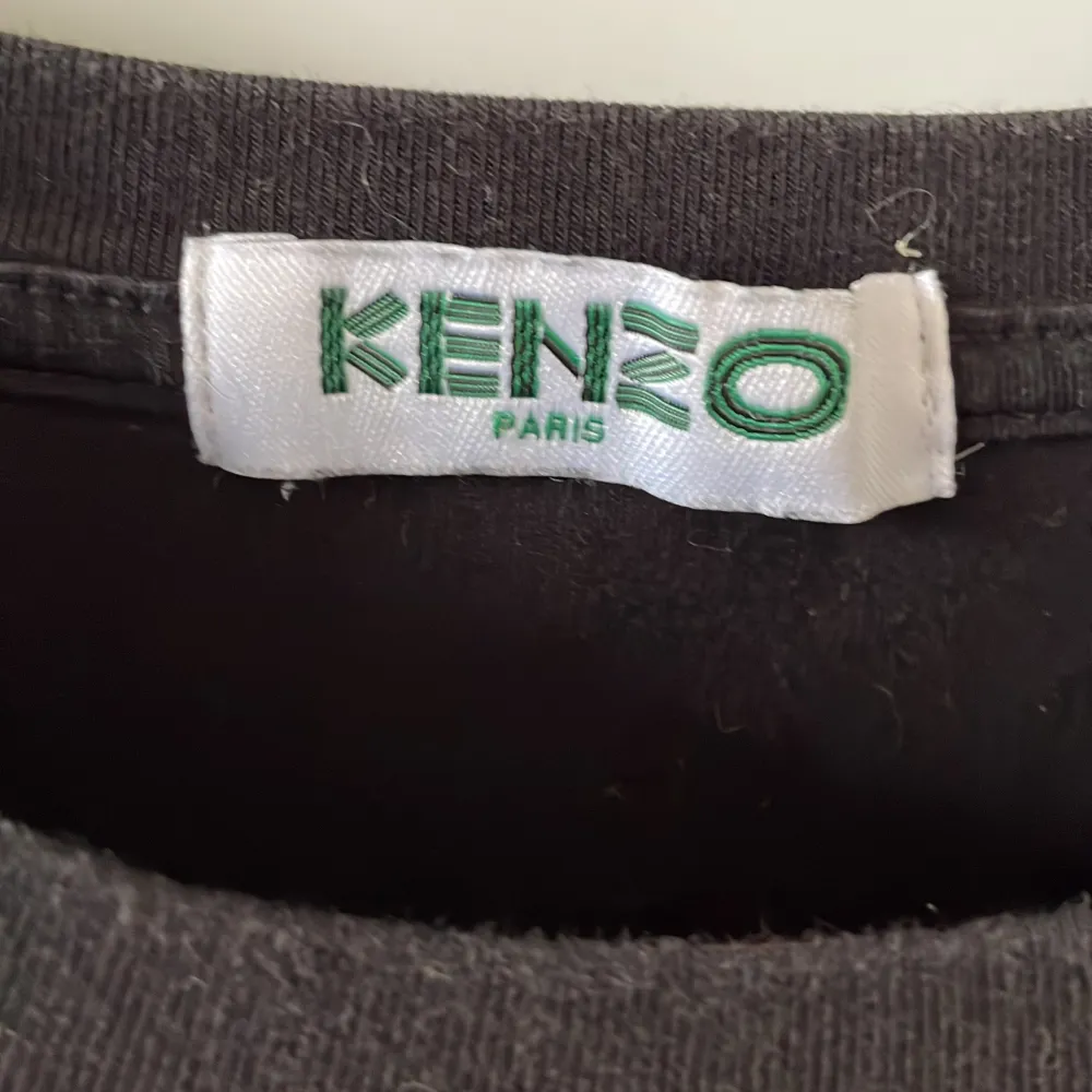 Säljer nu en riktigt snygg kenzo tröja för billigt pris  Skriv till mig vid minsta fundering . T-shirts.