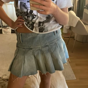 Jeanskjol - Cool och snygg jeanskjol som inte kommer till användning längre, storlek M men passar S! (Skärp tillkommer)