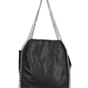 Tiamo väska  - En snygg och trendig tiamo väska. Perfekt att ha i skolan, får plats med mycket. Finns inga defekter. Säljer då den inte kommer till användning längre. Skriv ifall du har några frågor!💕