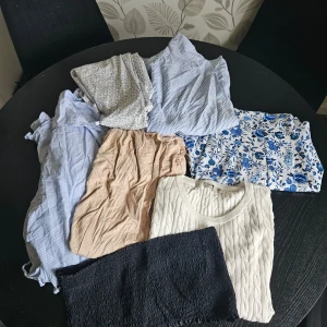 Blandade toppar och tröjor - Säljer ett klädpaket storlek XL. Allt är i superfint skick!  1 vit stickad tröja 1 blåvit randig skjortklänning 1 beige nude färgad långklänning 2 blåvit blommiga klänningar 1 svart tubtopp 1 kortärmad randig skjorta