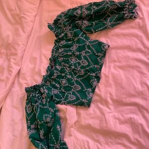 Topp  - Så gullig topp från Gina i nyskick. Har bara tagit bort prislappen annars helt ny