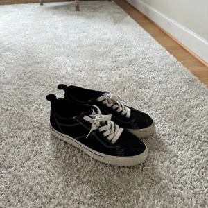 Represent trainers apex low - Storlek 10.5 uk  44.5 eu  Använda ett fåtal gånger.  Köpta för 2000kr