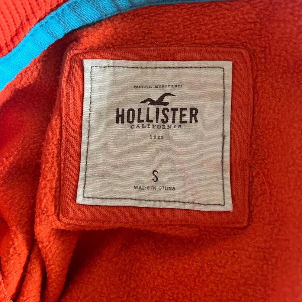 Säljer denna fina luvtröjan från Hollister då den inte kommer till användning. Mycket bra skick!. Hoodies.