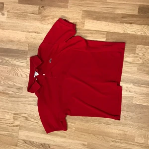 Lacoste piké  - Säljer denna piké för jag inte använder den storlek S/M 