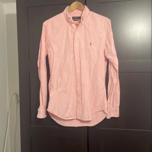 Ralph Lauren skjorta  - Säljer denna snygga skjorta från Ralph lauren som jag nästan aldrig användt. Tar även emot byten och om du har frågor kring produkten är det bara att skriva till mig 